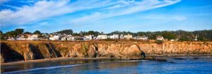 Image of houses along the cliffs of Mendocino overlooking the ocean.